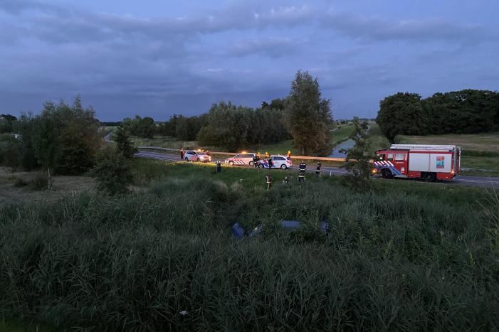 Bestelbus vliegt over de vangrail belandt in riet