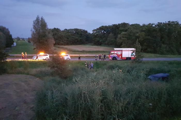 Bestelbus vliegt over de vangrail belandt in riet