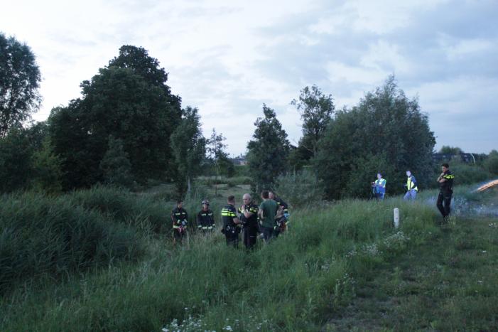 Bestelbus vliegt over de vangrail belandt in riet