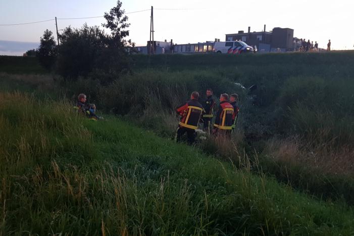 Bestelbus vliegt over de vangrail belandt in riet