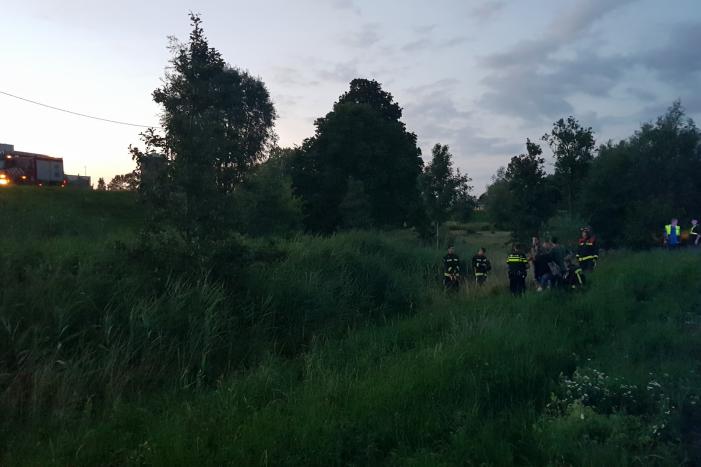 Bestelbus vliegt over de vangrail belandt in riet