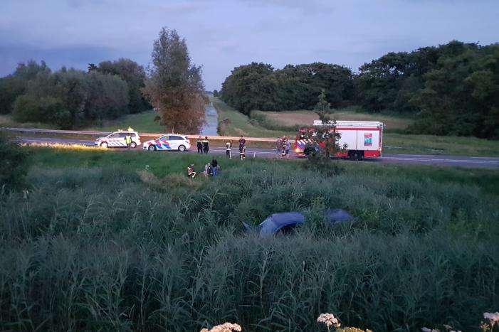 Bestelbus vliegt over de vangrail belandt in riet