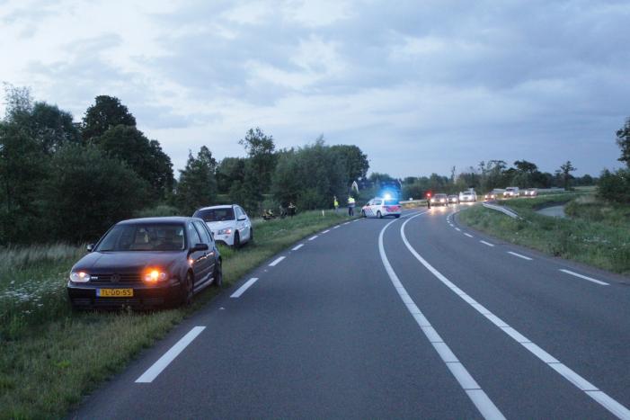 Bestelbus vliegt over de vangrail belandt in riet