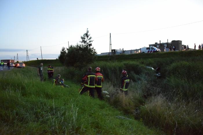 Bestelbus vliegt over de vangrail belandt in riet