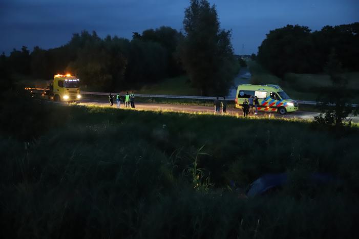 Bestelbus vliegt over de vangrail belandt in riet