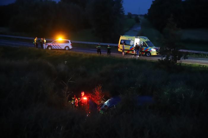 Bestelbus vliegt over de vangrail belandt in riet