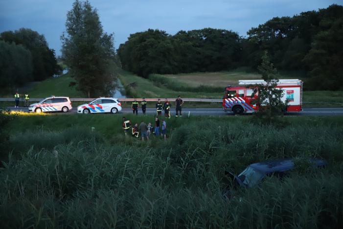 Bestelbus vliegt over de vangrail belandt in riet