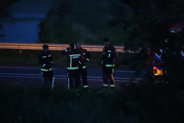 Bestelbus vliegt over de vangrail belandt in riet