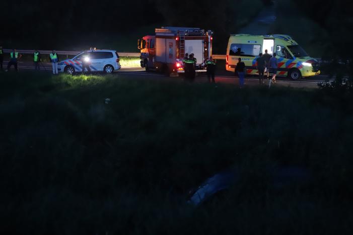 Bestelbus vliegt over de vangrail belandt in riet