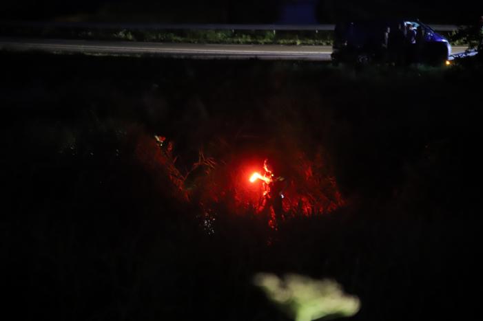 Bestelbus vliegt over de vangrail belandt in riet