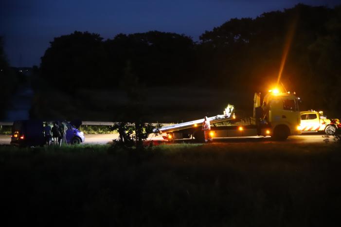 Bestelbus vliegt over de vangrail belandt in riet