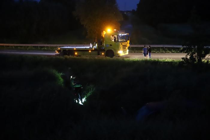 Bestelbus vliegt over de vangrail belandt in riet