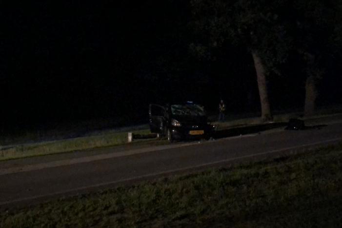 Automobiliste ernstig gewond na botsing tegen boom