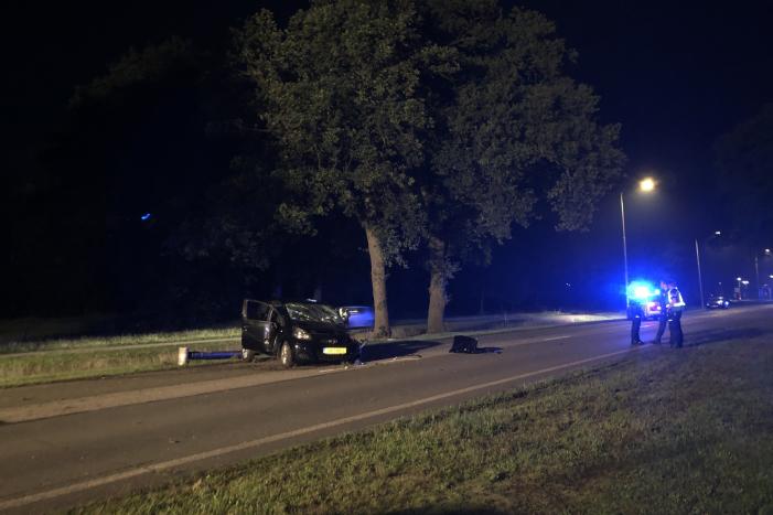 Automobiliste ernstig gewond na botsing tegen boom