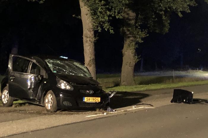 Automobiliste ernstig gewond na botsing tegen boom