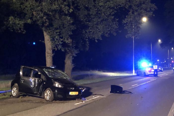 Automobiliste ernstig gewond na botsing tegen boom