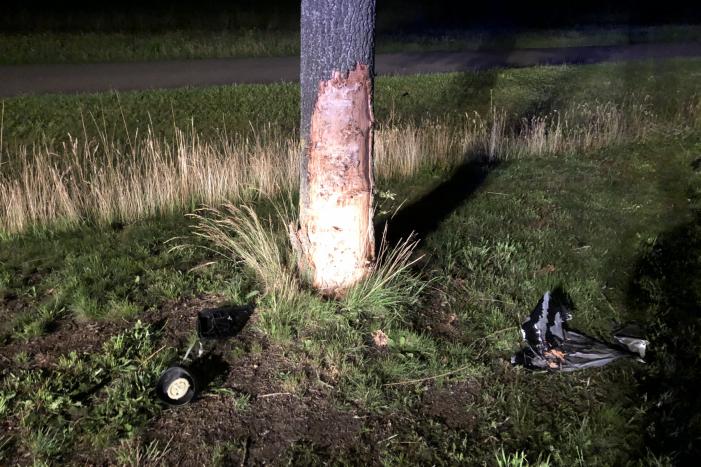 Automobiliste ernstig gewond na botsing tegen boom