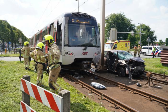 Auto in botsing met metro