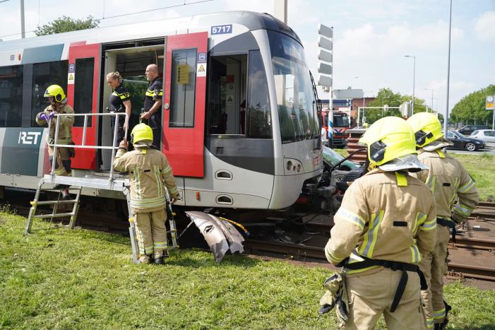 Auto in botsing met metro
