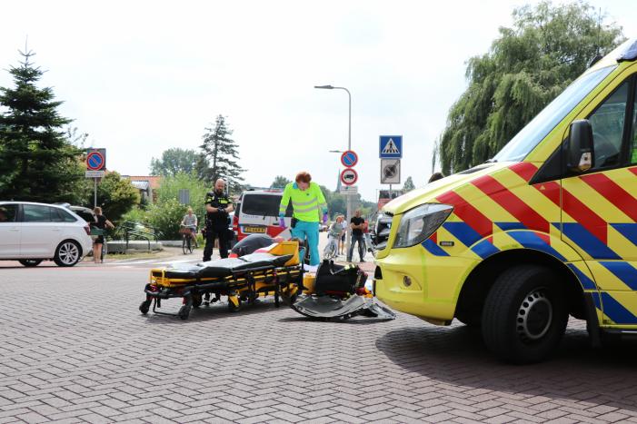 Vrouw zwaargewond na aanrijding met auto