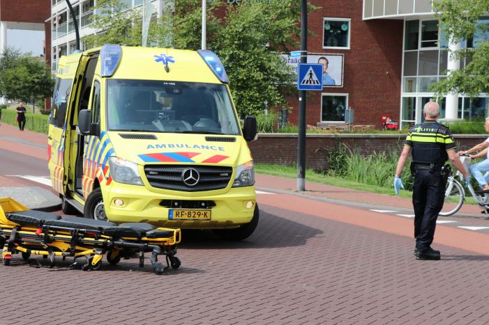 Vrouw zwaargewond na aanrijding met auto