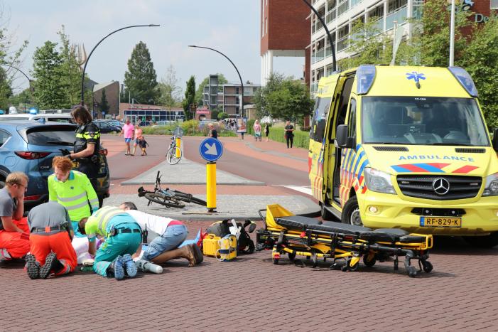 Vrouw zwaargewond na aanrijding met auto