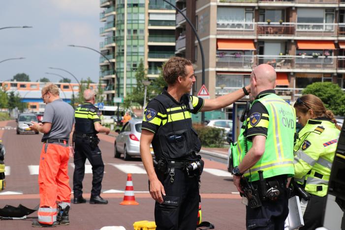 Vrouw zwaargewond na aanrijding met auto