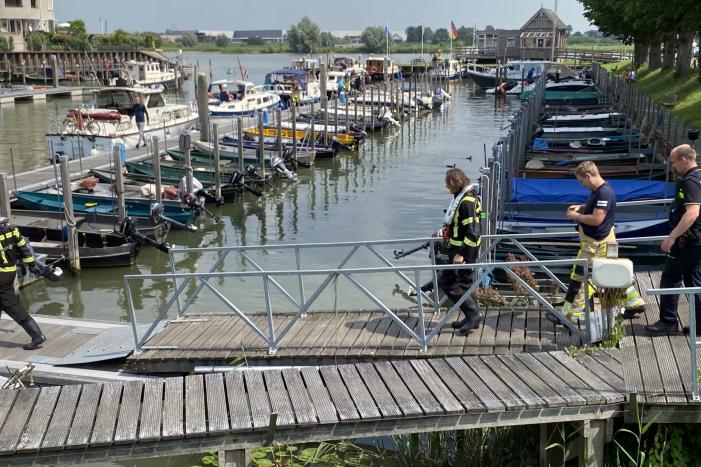 Persoon raakt te water bij jachthaven