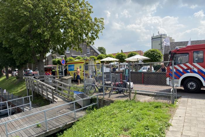 Persoon raakt te water bij jachthaven