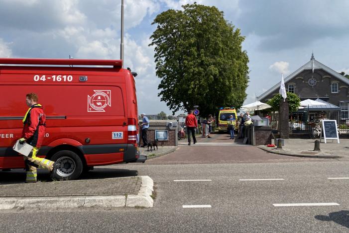 Persoon raakt te water bij jachthaven