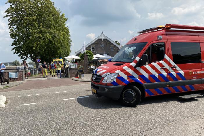 Persoon raakt te water bij jachthaven