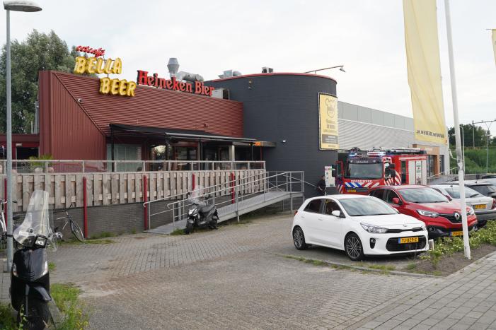 Gasten eten rustig door na gaslek restaurant Bella Beer