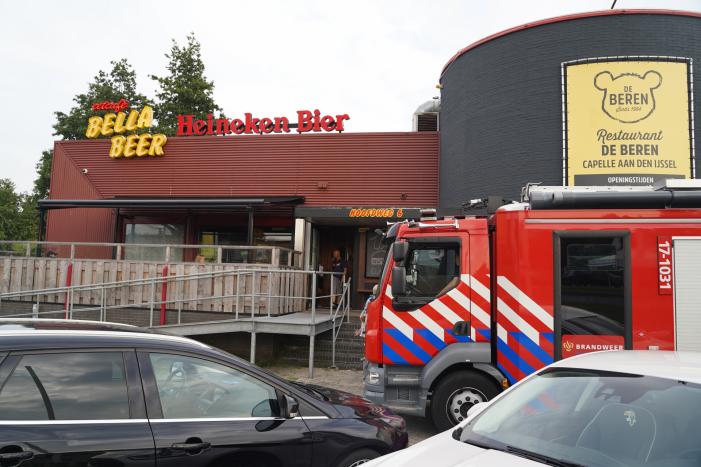 Gasten eten rustig door na gaslek restaurant Bella Beer