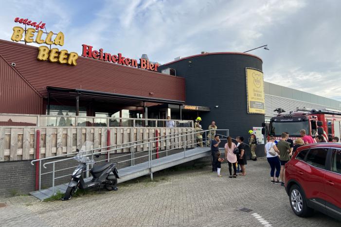 Gasten eten rustig door na gaslek restaurant Bella Beer