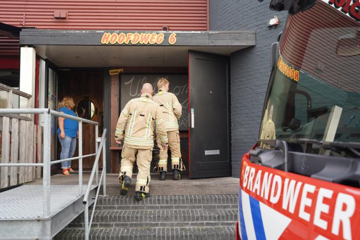 Gasten eten rustig door na gaslek restaurant Bella Beer