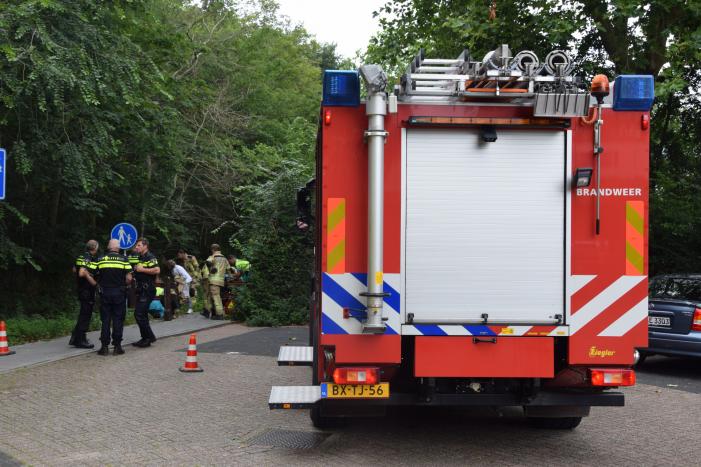 Man met scootmobiel belandt in droge sloot