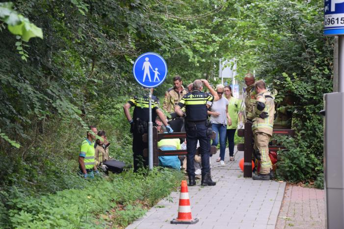 Man met scootmobiel belandt in droge sloot