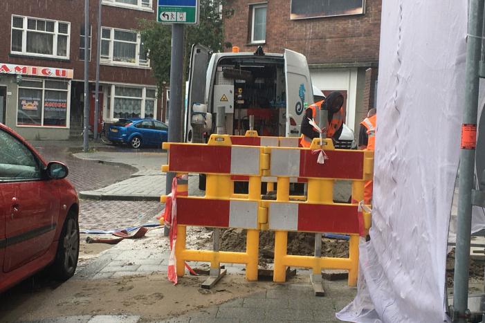 Straat blank door gesprongen waterleiding