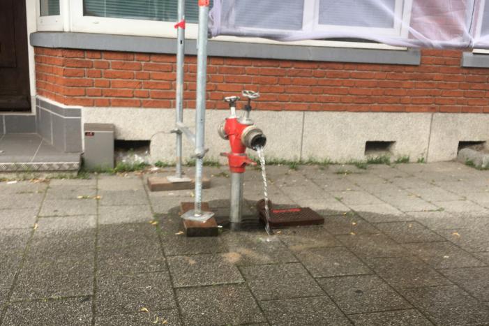 Straat blank door gesprongen waterleiding