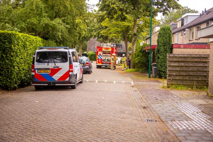 Bewoners vluchtten naar buiten en bellen brandweer