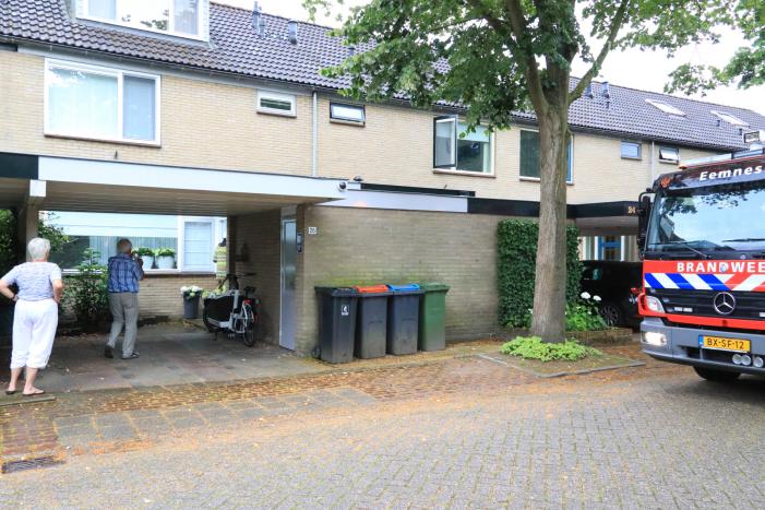 Bewoners vluchtten naar buiten en bellen brandweer