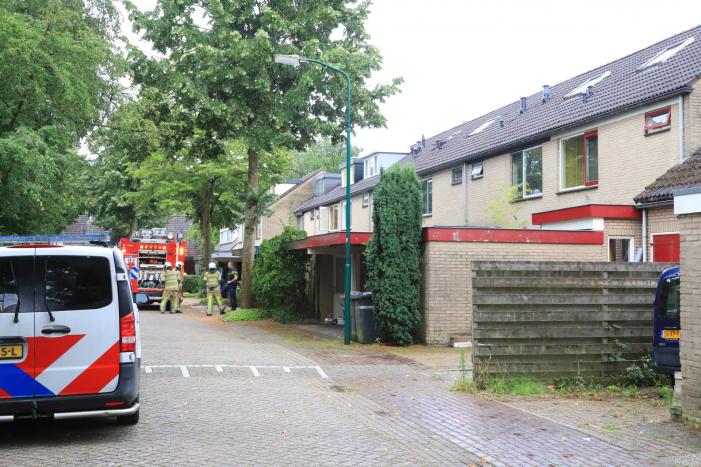 Bewoners vluchtten naar buiten en bellen brandweer