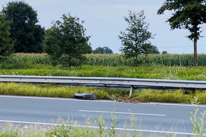 Automobilist botst in vangrail