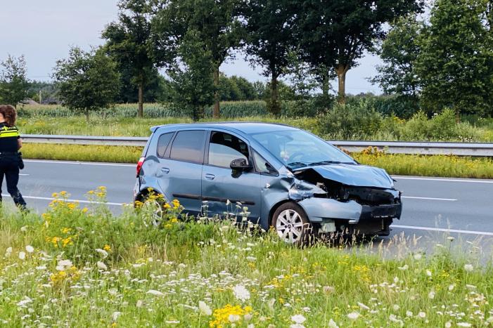 Automobilist botst in vangrail