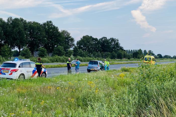 Automobilist botst in vangrail