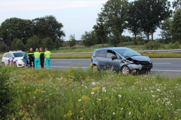 Automobilist botst in vangrail