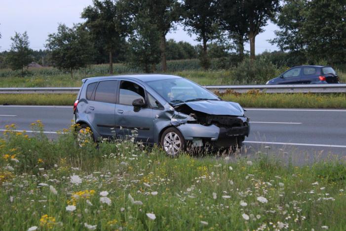 Automobilist botst in vangrail