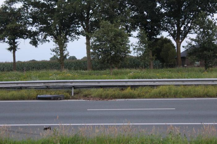 Automobilist botst in vangrail