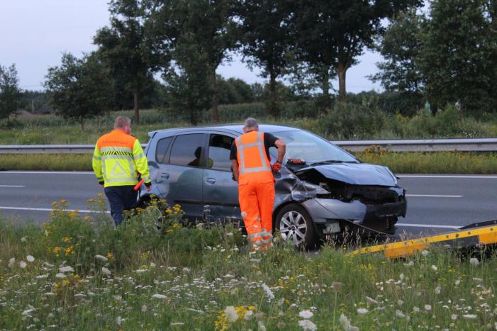 Automobilist botst in vangrail