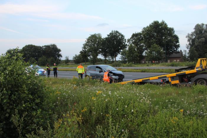 Automobilist botst in vangrail